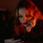 Fomo co to: zrozumienie lęku przed przegapieniem i jego wpływu na zdrowie psychiczne